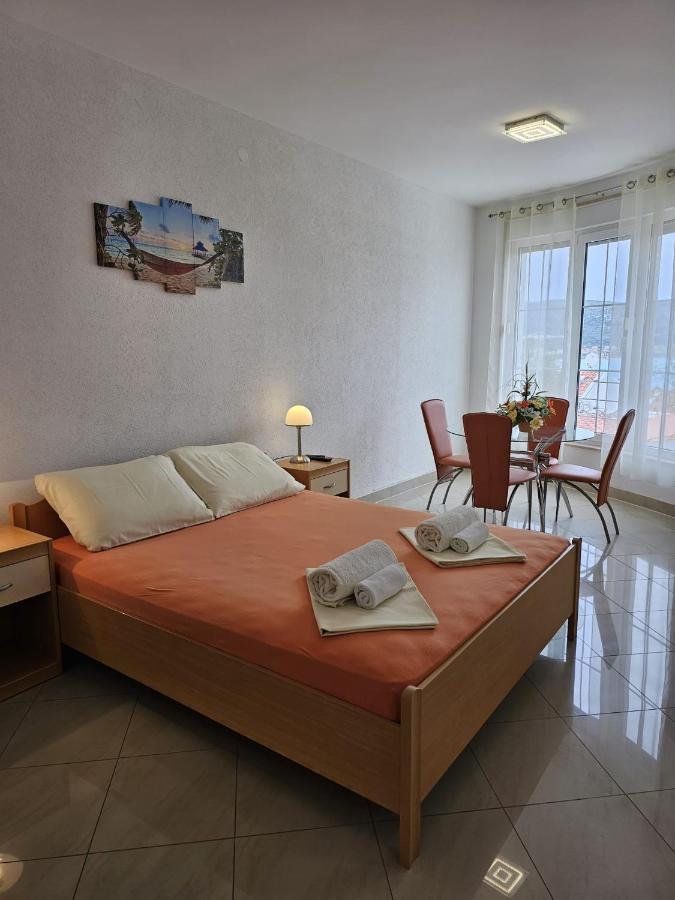 Apartmani Barnjak Traù Esterno foto